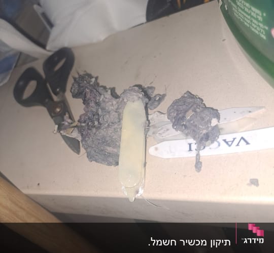 חפצים שונים על שולחן, כולל מספריים וחומר לא מזוהה